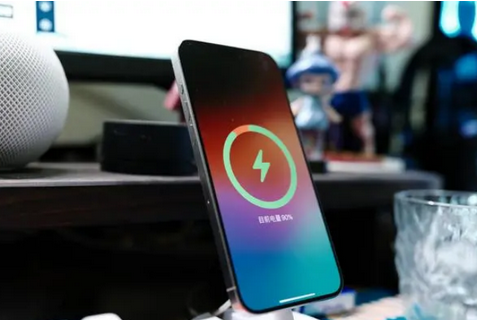温宿苹果15换屏服务分享用什么充电器给iPhone15充电更好 